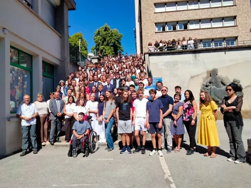 Emmanuel Macron en Lozère pour défendre le lycée sans portable