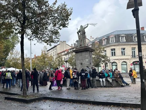 Manifestation du 24 octobre : tags roses, gardes à vue, péage...