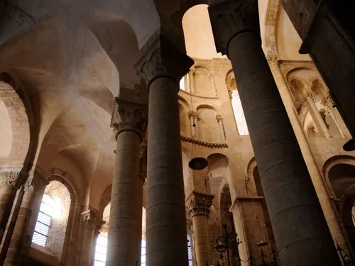 Conques veut faire danser les vitraux de Pierre Soulages