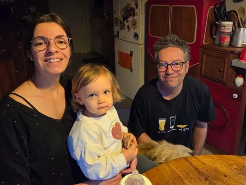 Une famille bloquée par les manifestations trouve refuge chez des...