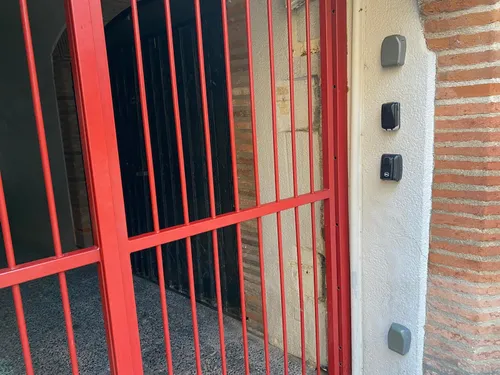 Boîtes à clés dans les centres-villes : entre autonomie et vigilance