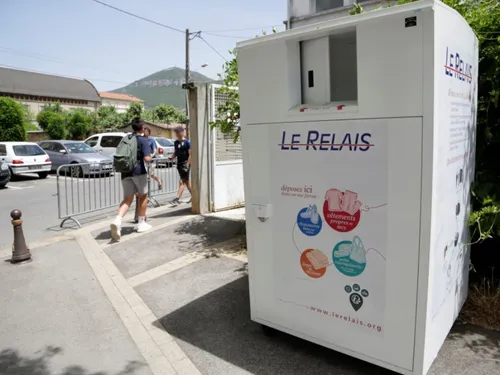 Millau : les bornes de collectes de textiles saturées