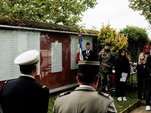 L’armée essaye de se faire une place à l’école