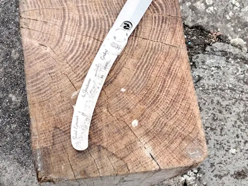  L'artisan  Gérard Destannes lance le couteau « le coq Aurillacois » 