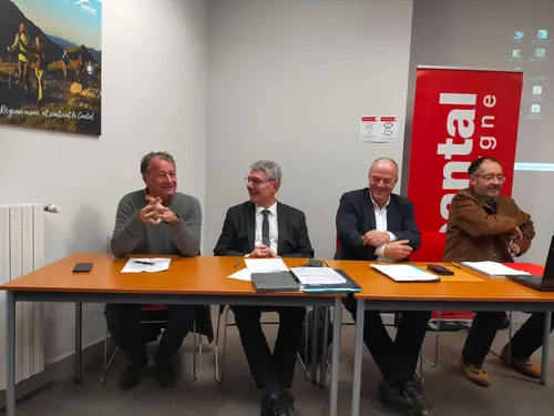 Le département du Cantal supprime les doublons dans ses services