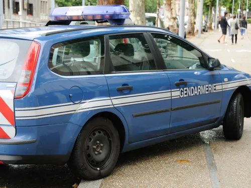 Autoire : Un homme armé de couteaux retranché chez lui