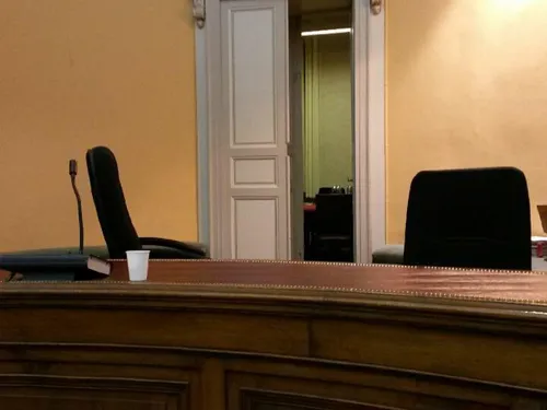 Couteau découvert dans un cadavre : la thèse du suicide compatible