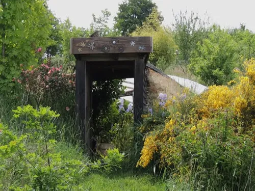 Aveyron : à Quins, un « jardin punk » où la nature reprend ses droits