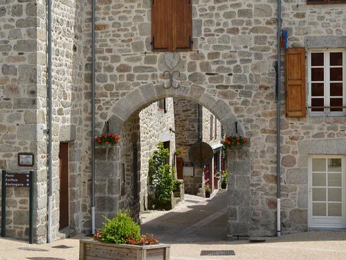 Marcolès et Villeneuve sacrés "Plus beaux villages de France"