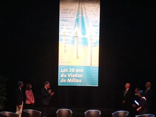 Un panneau collector sur l'A75 pour les 20 ans du Viaduc de Millau
