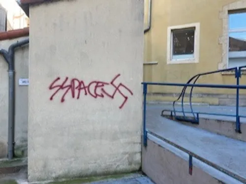 Un graffiti haineux découvert à Millau