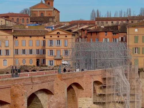 Albi : le Pont- Vieux fermé 