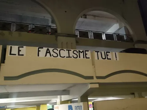 Des collages en réponse aux inscriptions racistes