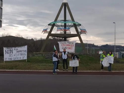 Parents d'élèves et enseignants mobilisés au collège la Ponétie...