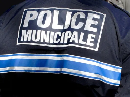 Voiture ravagée par les flammes en plein après-midi sur le front de...