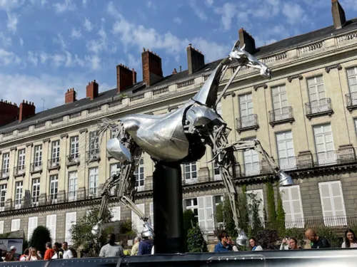 Zeus, la Bretagne et le vent du large : Aurélien Meyer réinvente le...