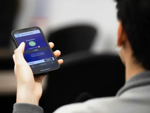 Interdiction des portables au lycée : Emmanuel Macron lance un défi...