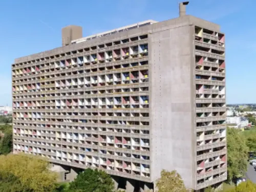Incendie à la Maison radieuse : un feu impressionnant touche le...