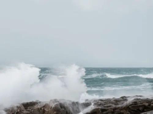 Tempête Goretti : la Bretagne frappée de plein fouet par des vents...