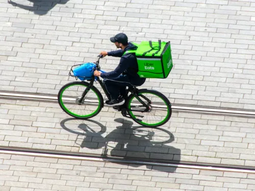 Quatre associations de livreurs déposent plainte contre Uber Eats...