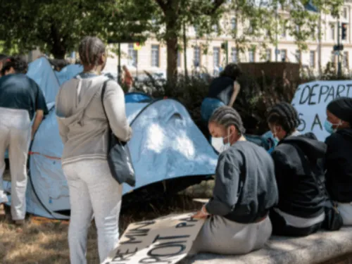 Plus de 2 300 enfants dorment à la rue en France, déplorent les...