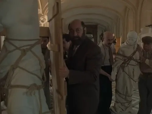 Cinéma : Kad Merad en gardien de nuit du Louvre, engagé pour...