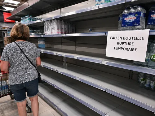 Canicule : pourquoi les bouteilles d'eau disparaissent des rayons...