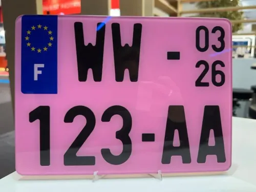 Pourquoi voit-on de plus en plus de plaques d'immatriculation roses...