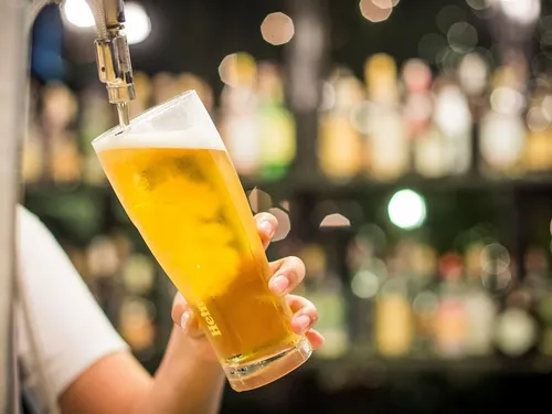 Les Français boivent moins d'alcool… mais les hospitalisations...