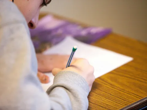 Blâme, interdiction d'examen, prison : ce que risquent les...