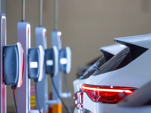 Voitures électriques : leasing à 100€, jusqu’à 9.500€ d’aide… qui...