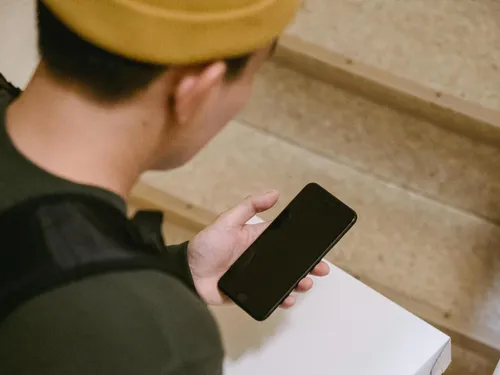 Arnaque au colis : quand l'IA simule la voix et l'image de votre...