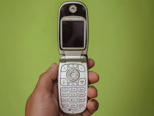 Le téléphone à clapet séduit de nouveau les Français