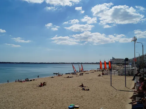 Des granulés plastiques retrouvés sur les plages de Loire-Atlantique