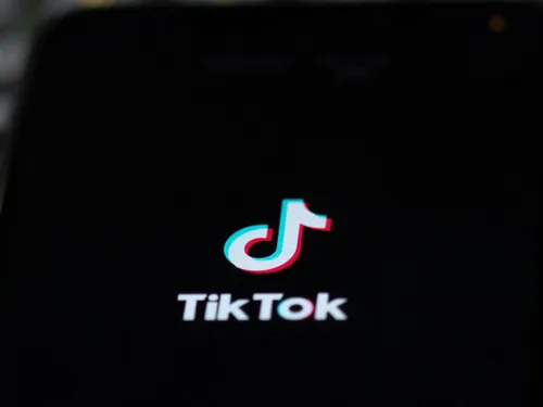 TikTok visé par une enquête pour son algorithme, soupçonné...