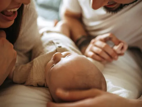Nouveau congé de naissance : ce qui change pour les parents et les...