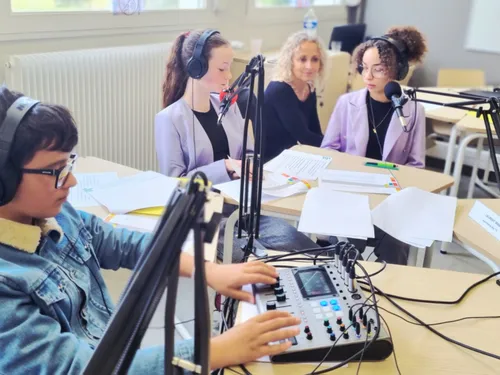 À Vierzon, des collégiens prennent le micro pour apprendre à...