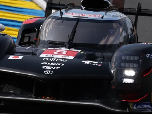 24 Heures, "Journée test" : Brendon Hartley, sur Toyota, au-dessus...