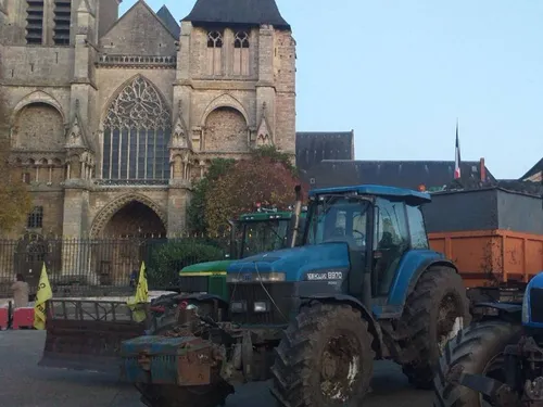Le Mans : des agriculteurs déversent des déchets devant la...