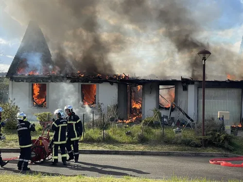Une maison détruite par les flammes en Sarthe