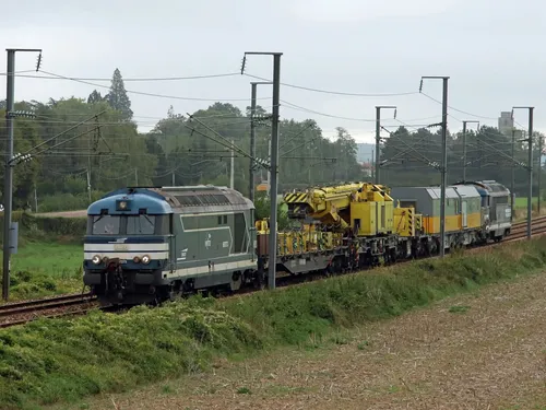 Déraillement d'un TER près de Rouen : les opérations de relevage...