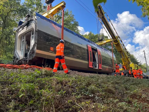 Déraillement d'un TER près de Rouen : l'évacuation, en attendant...