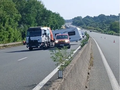Sur l'A11, la caravane se met en travers des voies