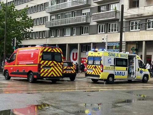 En centre-ville du Mans, il poignarde deux sans-domicile et se...