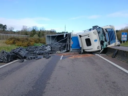 Un camion se renverse, trafic interrompu sur l'A28