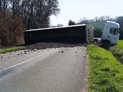 Thorigné-sur-Dué : la remorque se renverse en travers de la route