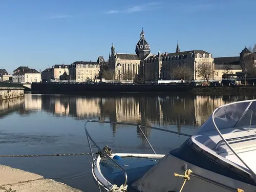 Château-Gontier : trop de cyanobactéries dans la Mayenne, la mairie...
