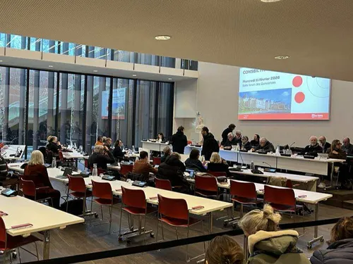 Attaqué sur sa "pratique verticale du pouvoir", Stéphane Le Foll...