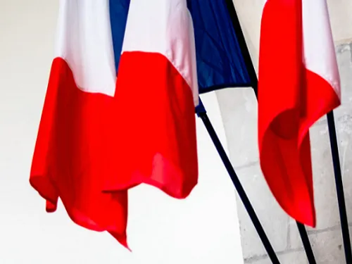 Dans l'Eure, un drapeau volé sur un monument aux morts