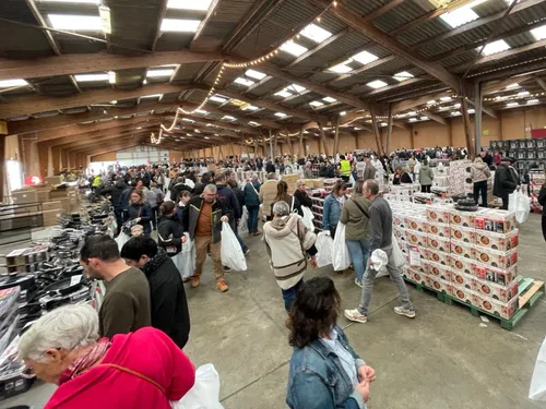 La braderie "Seb" à Alençon fait-elle le poids face à Internet ?